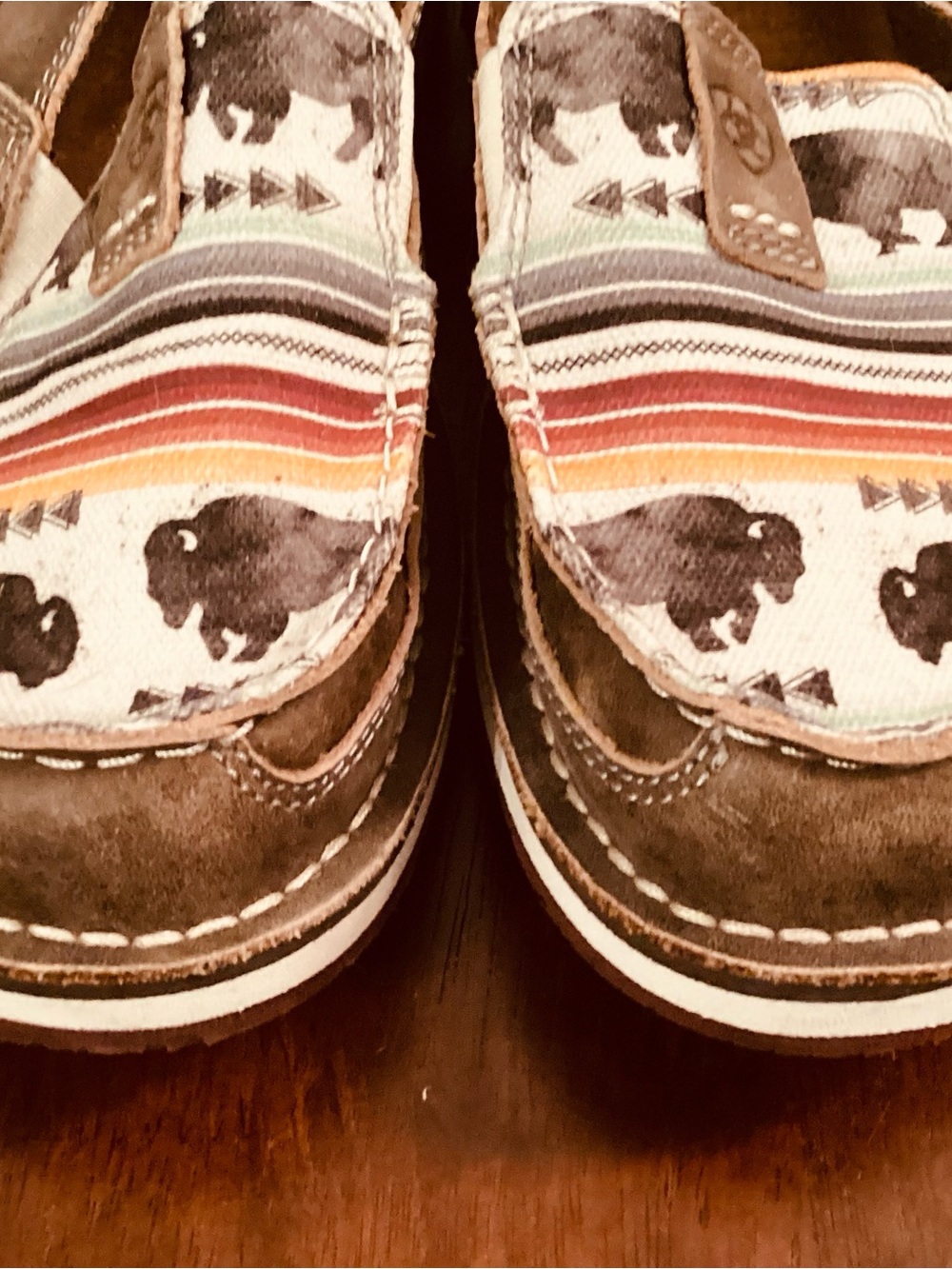 ARIAT Women’s 8.5 Buffalo Cruiser Shoes